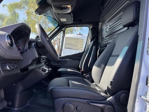 2025 Mercedes-Benz Sprinter 2500 Standard Roof