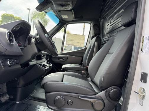 2025 Mercedes-Benz Sprinter 2500 Standard Roof