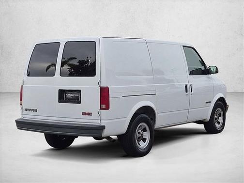 Ivory White 2002 GMC Safari SL