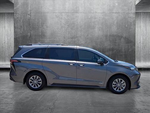 2021 Toyota Sienna LE