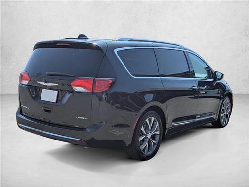 Brilliant Black Crystal Pearlcoat 2017 Chrysler Pacifica Limited