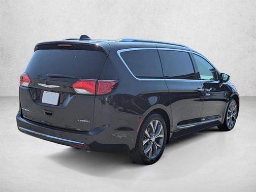 Brilliant Black Crystal Pearlcoat 2017 Chrysler Pacifica Limited