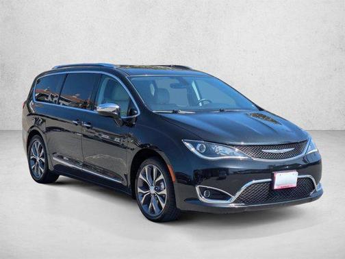 Brilliant Black Crystal Pearlcoat 2017 Chrysler Pacifica Limited
