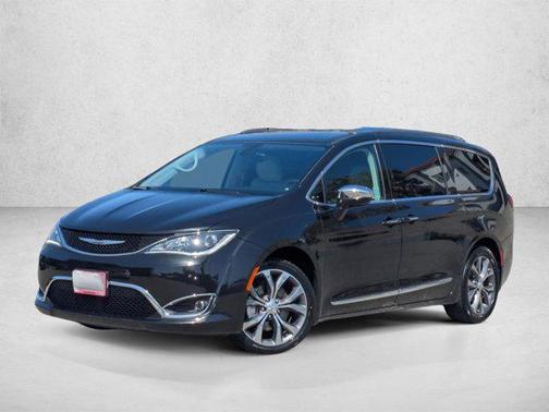 Brilliant Black Crystal Pearlcoat 2017 Chrysler Pacifica Limited