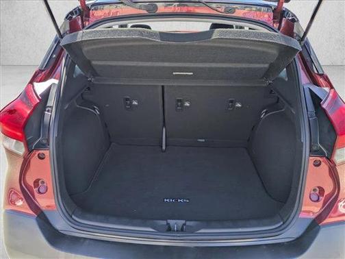 Cayenne Red/Super Black 2018 Nissan Kicks SR