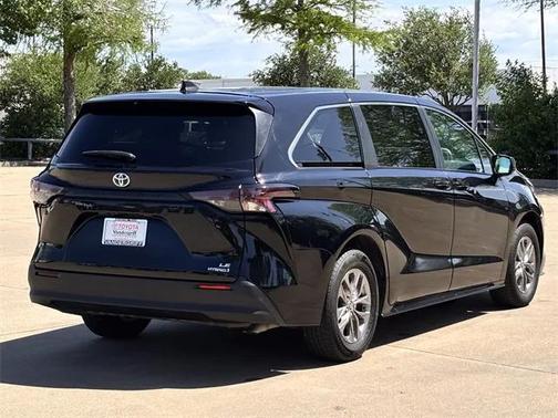 2023 Toyota Sienna LE