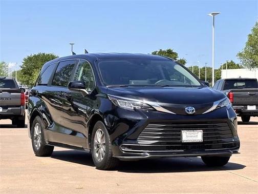 2023 Toyota Sienna LE