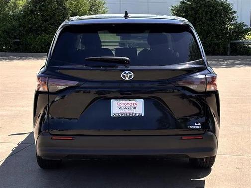 2023 Toyota Sienna LE