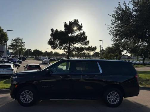 2023 Chevrolet Suburban LT