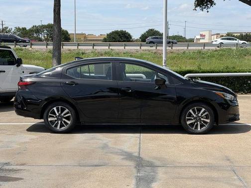 Super Black 2025 Nissan Versa 1.6 SV