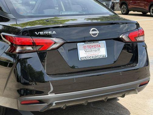 Super Black 2025 Nissan Versa 1.6 SV