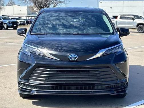 2025 Toyota Sienna LE