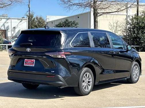 2025 Toyota Sienna LE