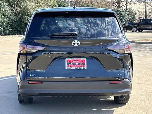 2025 Toyota Sienna LE
