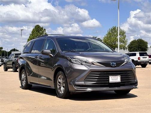 2023 Toyota Sienna LE
