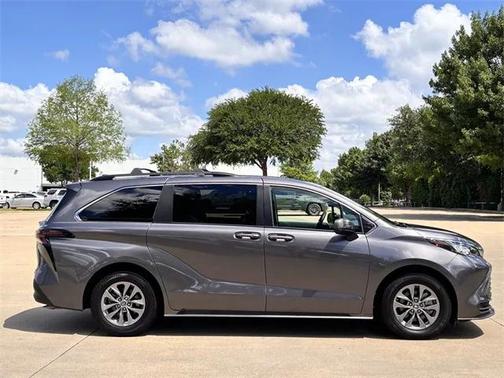 2023 Toyota Sienna LE