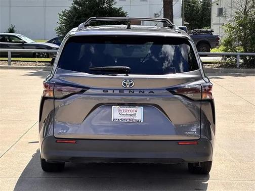 2023 Toyota Sienna LE