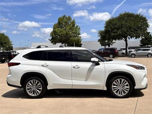 2023 Toyota Highlander Hybrid Platinum