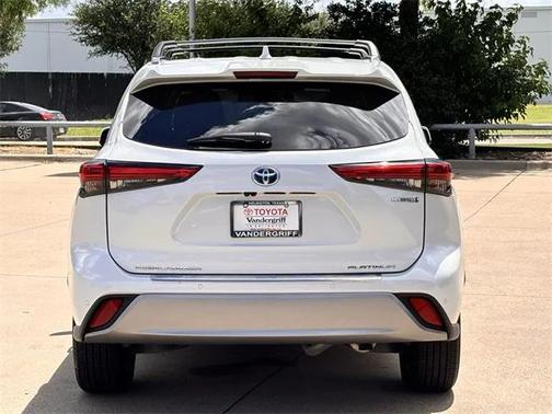 2023 Toyota Highlander Hybrid Platinum