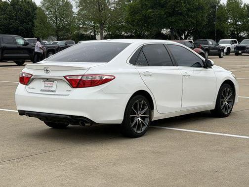 Super White 2016 Toyota Camry XSE