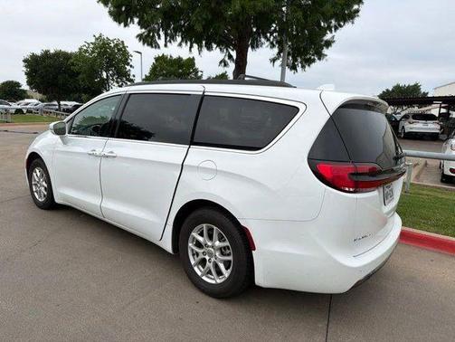 Bright White Clearcoat 2022 Chrysler Pacifica Touring L