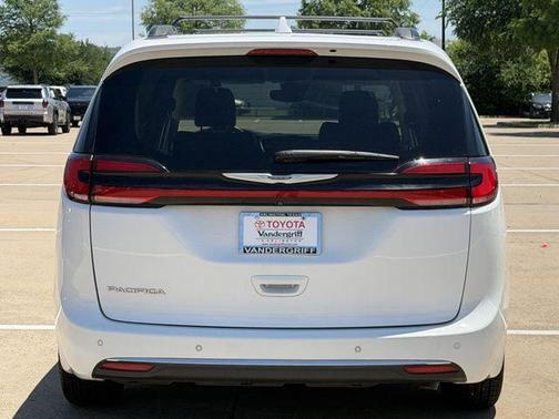 Bright White Clearcoat 2022 Chrysler Pacifica Touring L