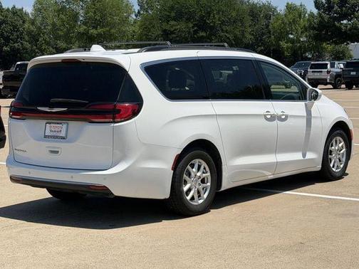 Bright White Clearcoat 2022 Chrysler Pacifica Touring L
