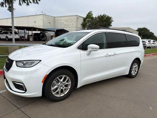 Bright White Clearcoat 2022 Chrysler Pacifica Touring L