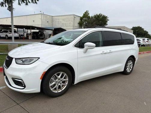 Bright White Clearcoat 2022 Chrysler Pacifica Touring L