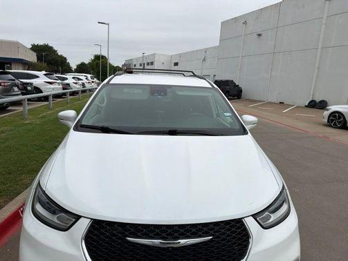 Bright White Clearcoat 2022 Chrysler Pacifica Touring L