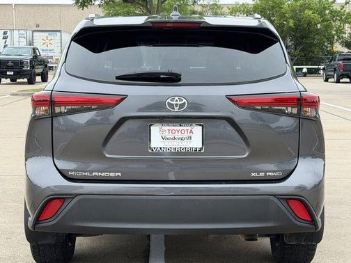 Magnetic Gray Metallic 2023 Toyota Highlander XLE