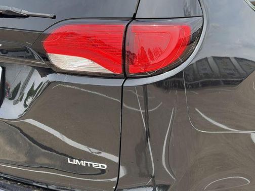 Brilliant Black Crystal Pearlcoat 2018 Chrysler Pacifica Limited