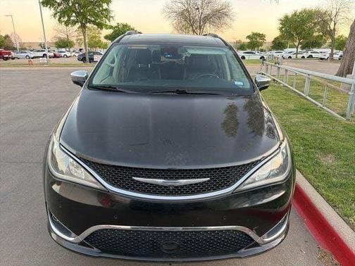 Brilliant Black Crystal Pearlcoat 2018 Chrysler Pacifica Limited