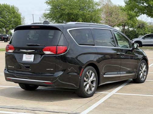 Brilliant Black Crystal Pearlcoat 2018 Chrysler Pacifica Limited