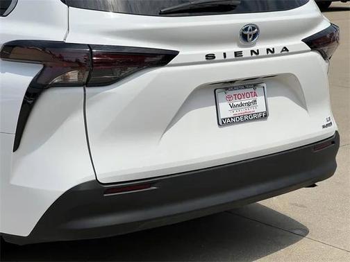 2024 Toyota Sienna LE