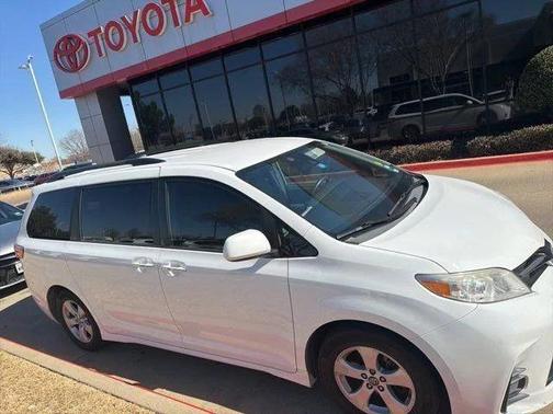 2019 Toyota Sienna LE