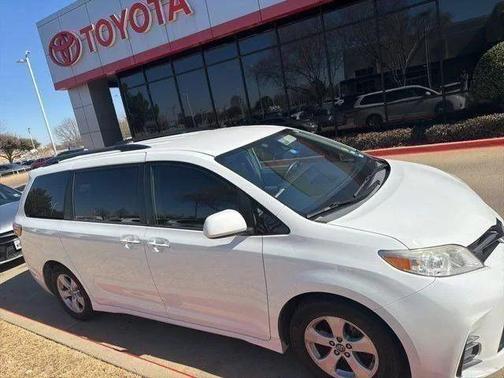 2019 Toyota Sienna LE