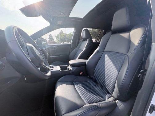 Wind Chill Pearl/Midnight Black Metallic 2024 Toyota RAV4 Hybrid SE