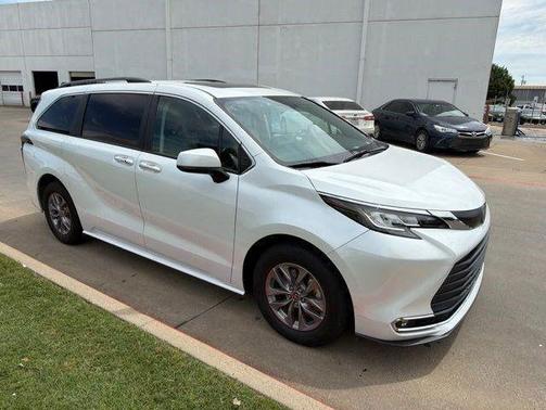 Pearl 2023 Toyota Sienna XLE