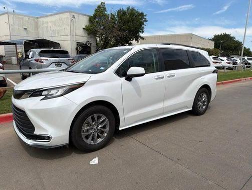 Pearl 2023 Toyota Sienna XLE