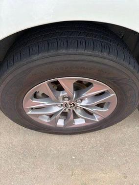 Pearl 2023 Toyota Sienna XLE