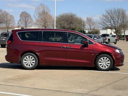 2020 Chrysler Voyager L