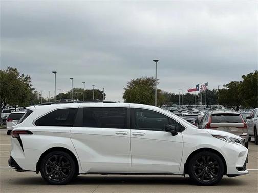 2022 Toyota Sienna XSE 7 Passenger