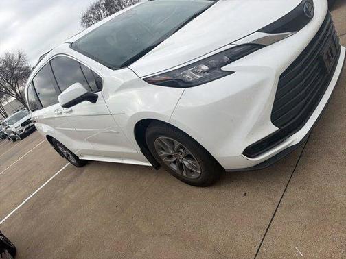 2024 Toyota Sienna LE