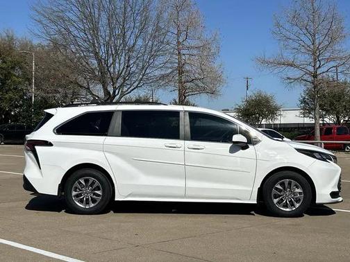 2024 Toyota Sienna LE