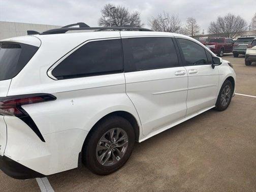 2024 Toyota Sienna LE