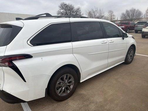 2024 Toyota Sienna LE