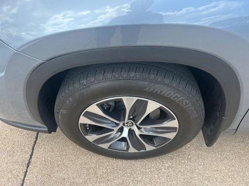 Moon Dust 2024 Toyota Highlander XLE