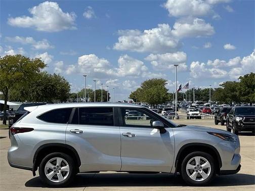 2024 Toyota Highlander LE