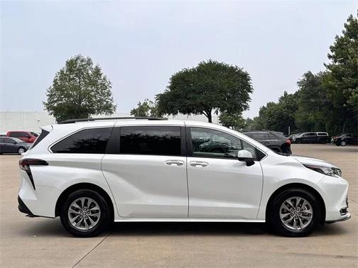 2023 Toyota Sienna XLE